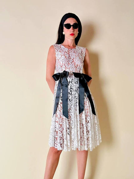 Abito in pizzo bianco con maxi fiocchi neri “Dolce & Gabbana”