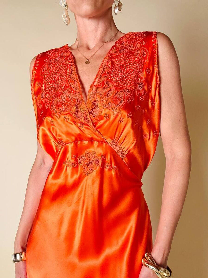 Vestido largo de satén de seda color langosta bordado a mano “Da Fu Gui”