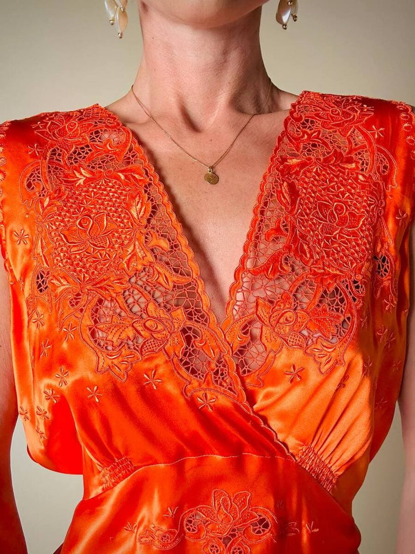 Vestido largo de satén de seda color langosta bordado a mano “Da Fu Gui”