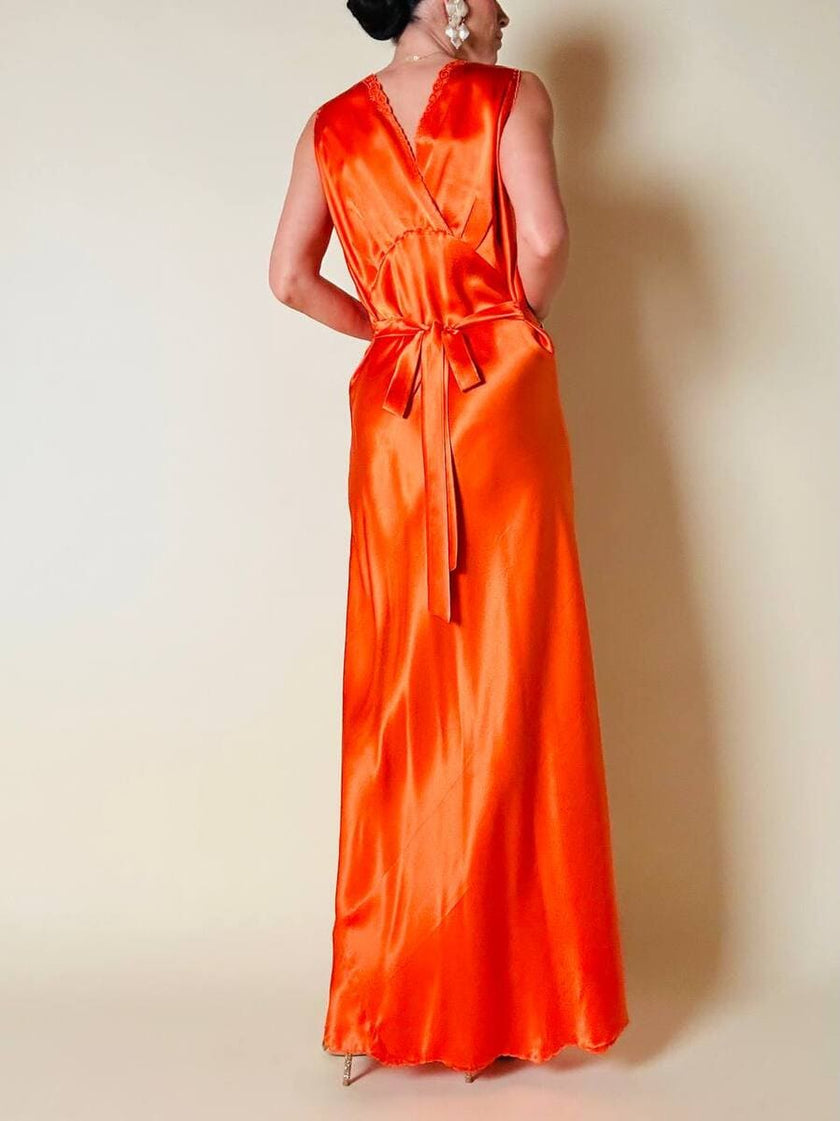 Vestido largo de satén de seda color langosta bordado a mano “Da Fu Gui”