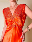 Vestido largo de satén de seda color langosta bordado a mano “Da Fu Gui”