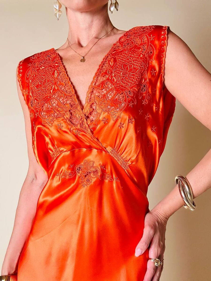 Vestido largo de satén de seda color langosta bordado a mano “Da Fu Gui”