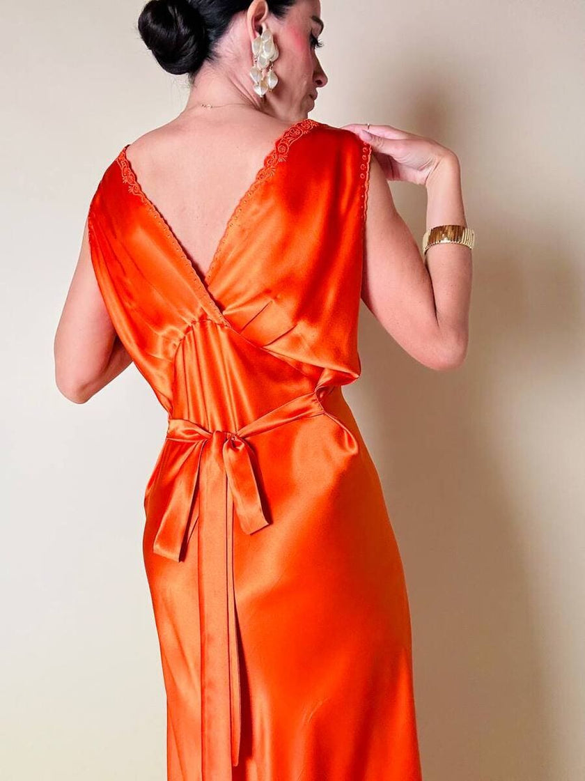 Vestido largo de satén de seda color langosta bordado a mano “Da Fu Gui”