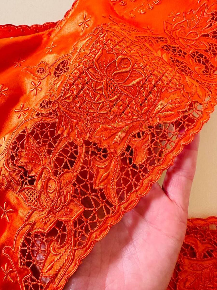 Vestido largo de satén de seda color langosta bordado a mano “Da Fu Gui”