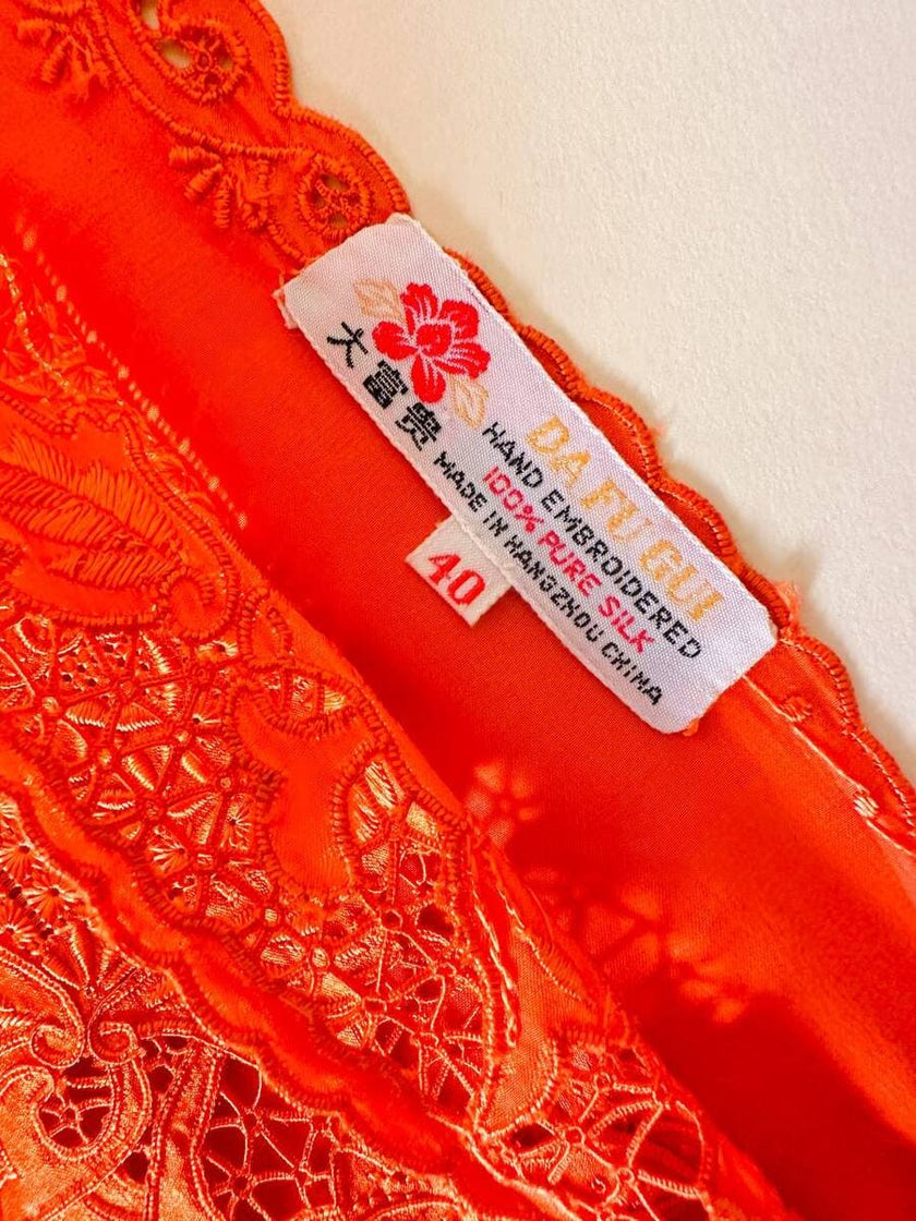 Vestido largo de satén de seda color langosta bordado a mano “Da Fu Gui”