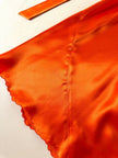 Vestido largo de satén de seda color langosta bordado a mano “Da Fu Gui”