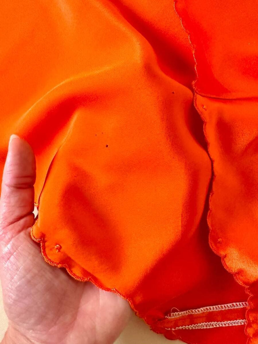 Vestido largo de satén de seda color langosta bordado a mano “Da Fu Gui”