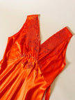 Vestido largo de satén de seda color langosta bordado a mano “Da Fu Gui”
