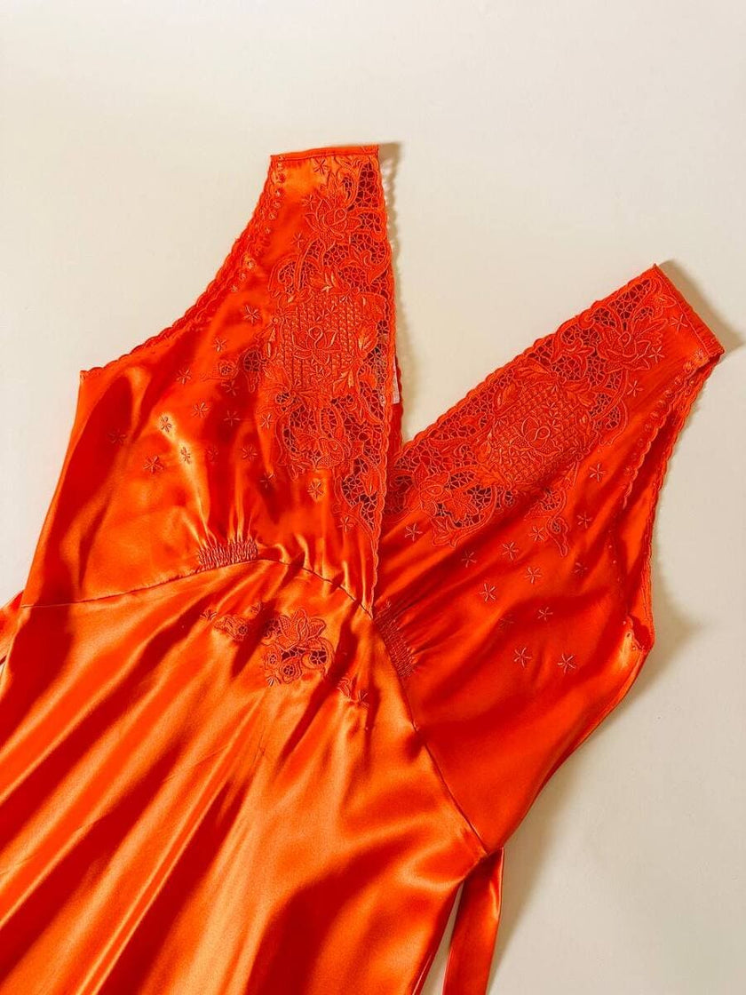 Vestido largo de satén de seda color langosta bordado a mano “Da Fu Gui”