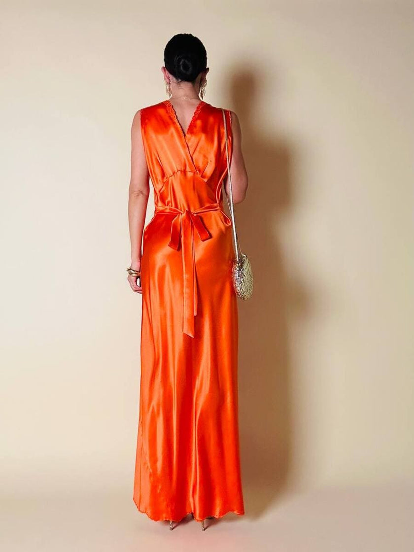 Vestido largo de satén de seda color langosta bordado a mano “Da Fu Gui”