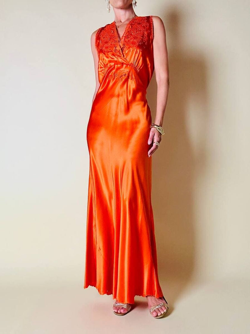 Vestido largo de satén de seda color langosta bordado a mano “Da Fu Gui”
