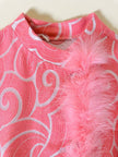 Abito in tessuto Jacquard rosa profilato con marabù in tinta