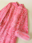 Abito in tessuto Jacquard rosa profilato con marabù in tinta