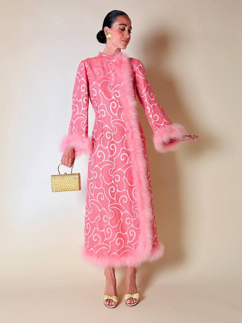 Abito in tessuto Jacquard rosa profilato con marabù in tinta