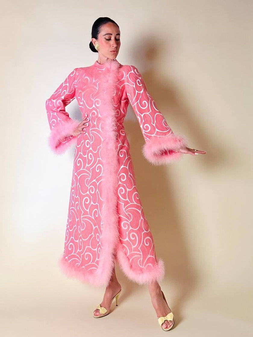 Abito in tessuto Jacquard rosa profilato con marabù in tinta