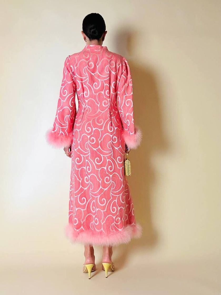 Abito in tessuto Jacquard rosa profilato con marabù in tinta