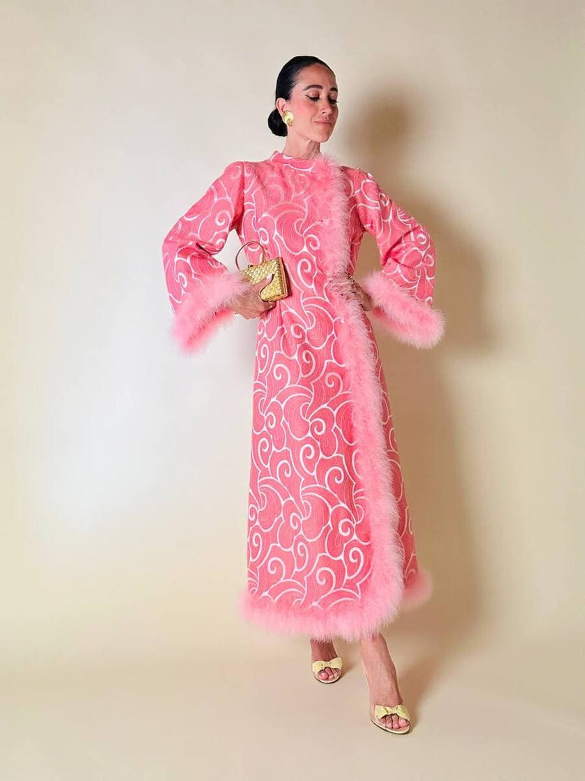 Abito in tessuto Jacquard rosa profilato con marabù in tinta