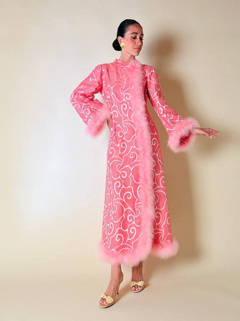 Abito in tessuto Jacquard rosa profilato con marabù in tinta