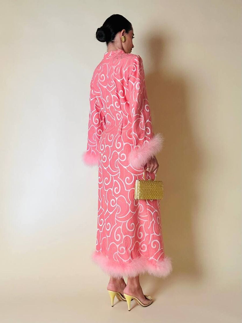 Abito in tessuto Jacquard rosa profilato con marabù in tinta