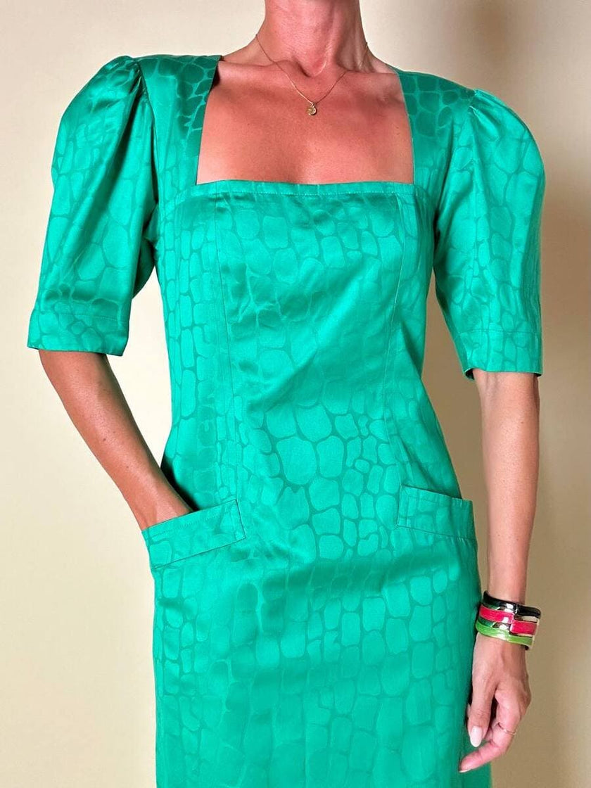 Abito verde smeraldo con abbottonatura posteriore “Yves Saint Laurent”