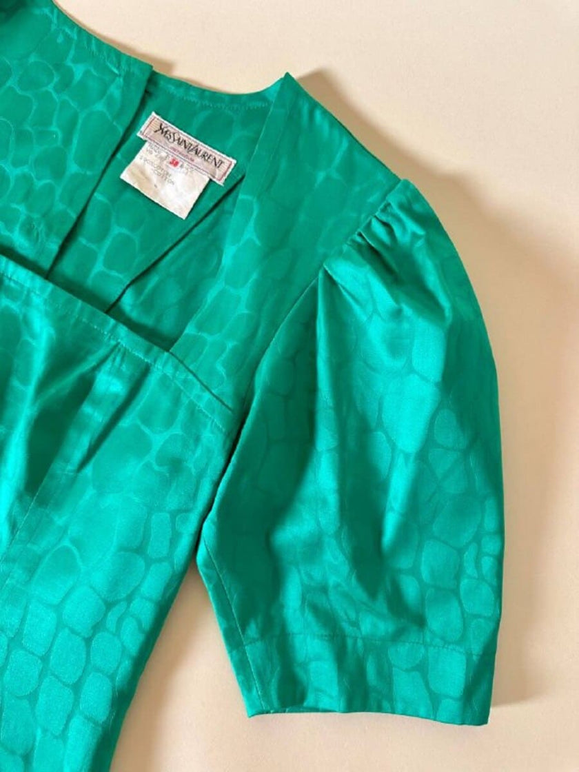 Abito verde smeraldo con abbottonatura posteriore “Yves Saint Laurent”