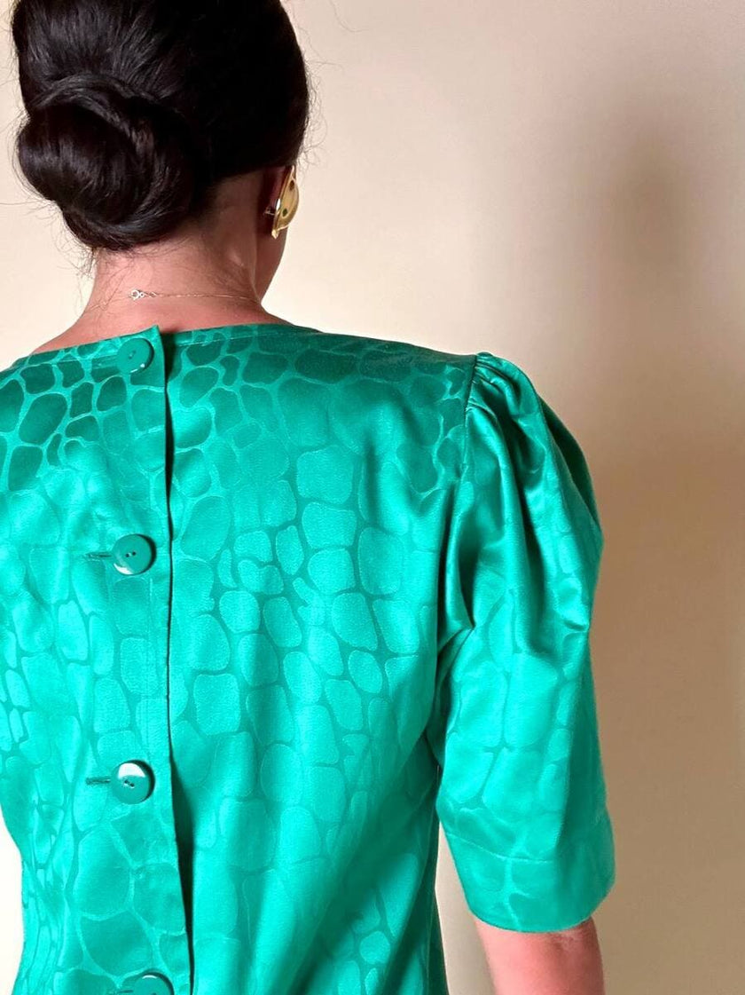 Abito verde smeraldo con abbottonatura posteriore “Yves Saint Laurent”