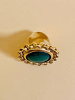 Anello dorato con pietra vitrea verde 