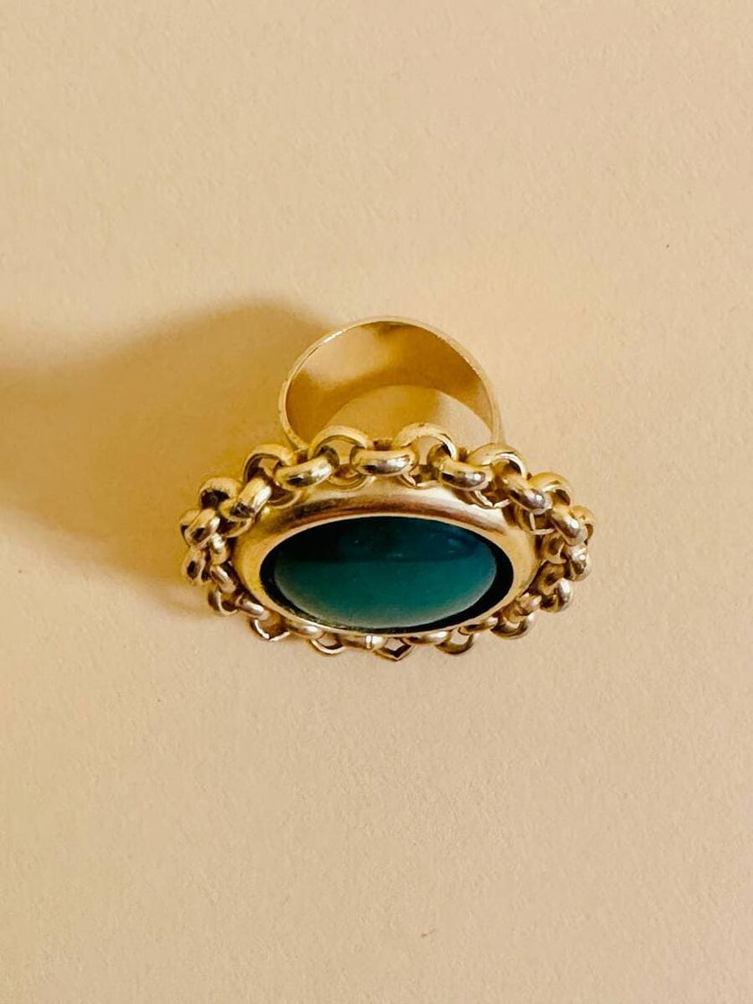 Anello dorato con pietra vitrea verde 