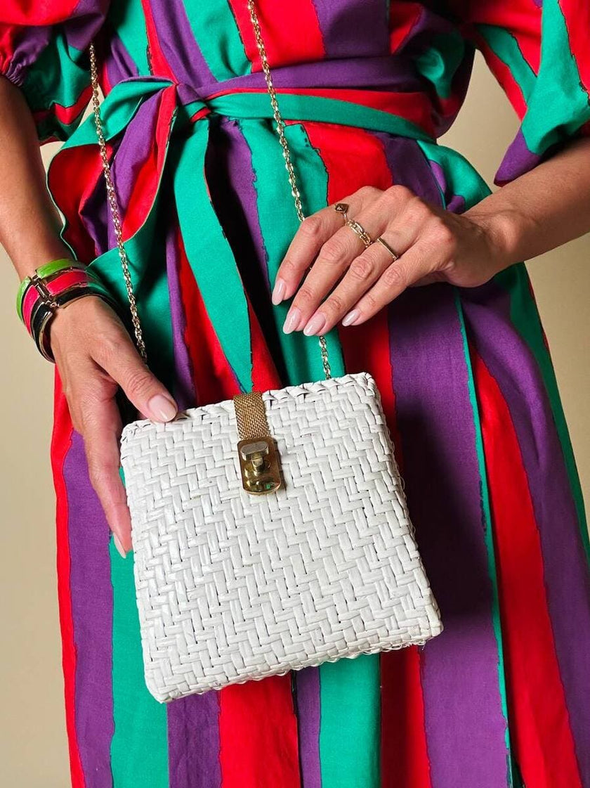 Bandolier bianca in midollino con tracolla in catena oro