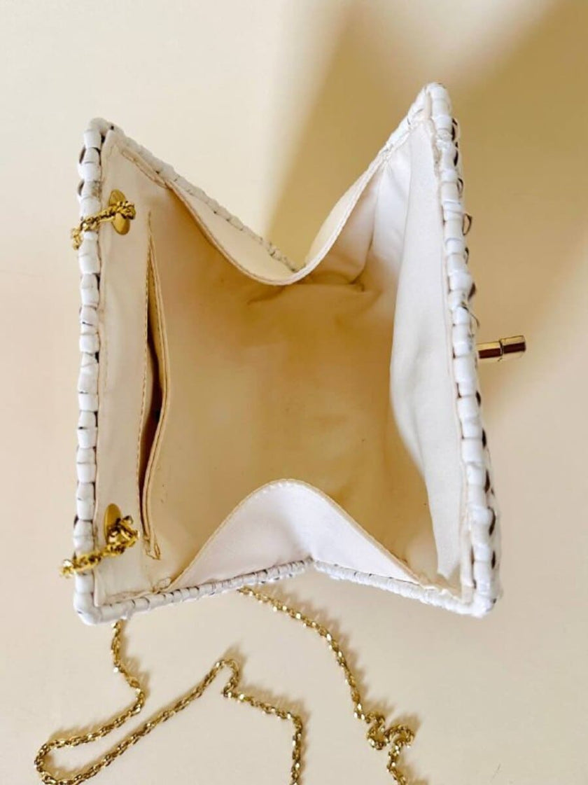 Bandolier bianca in midollino con tracolla in catena oro