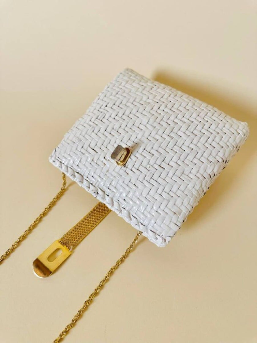 Bandolier bianca in midollino con tracolla in catena oro