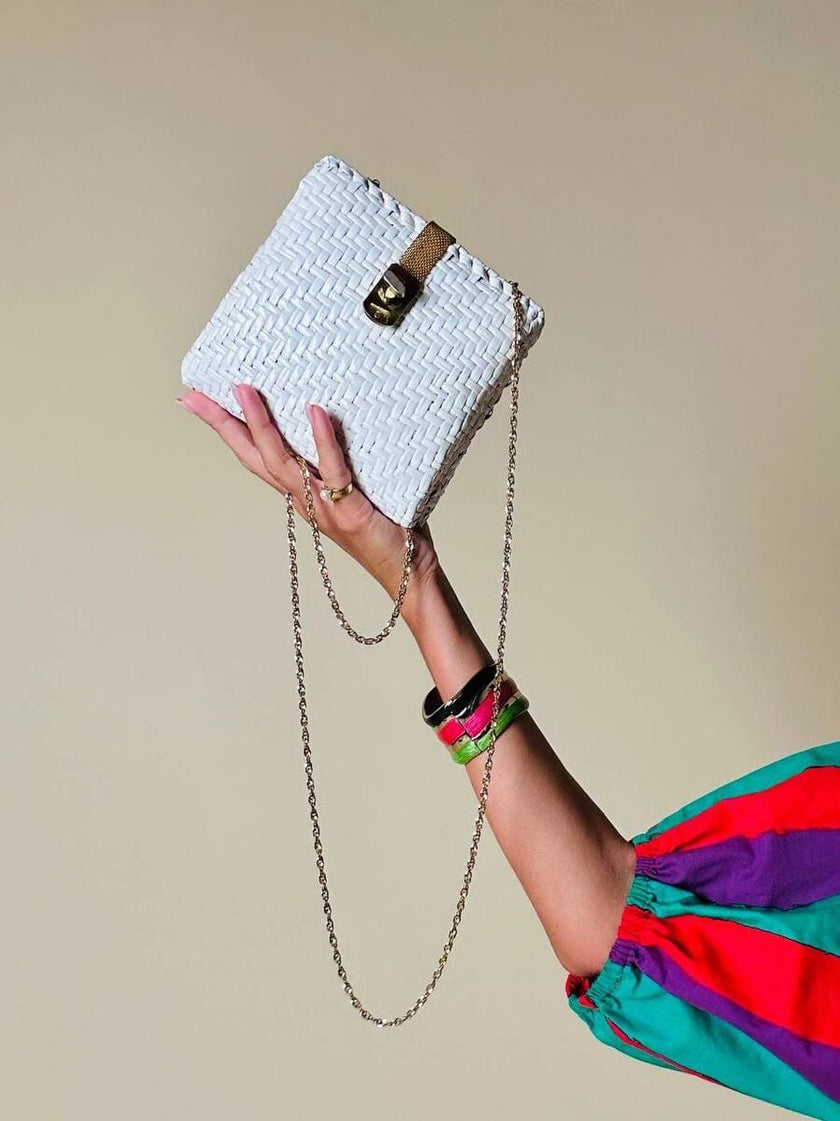 Bandolier bianca in midollino con tracolla in catena oro