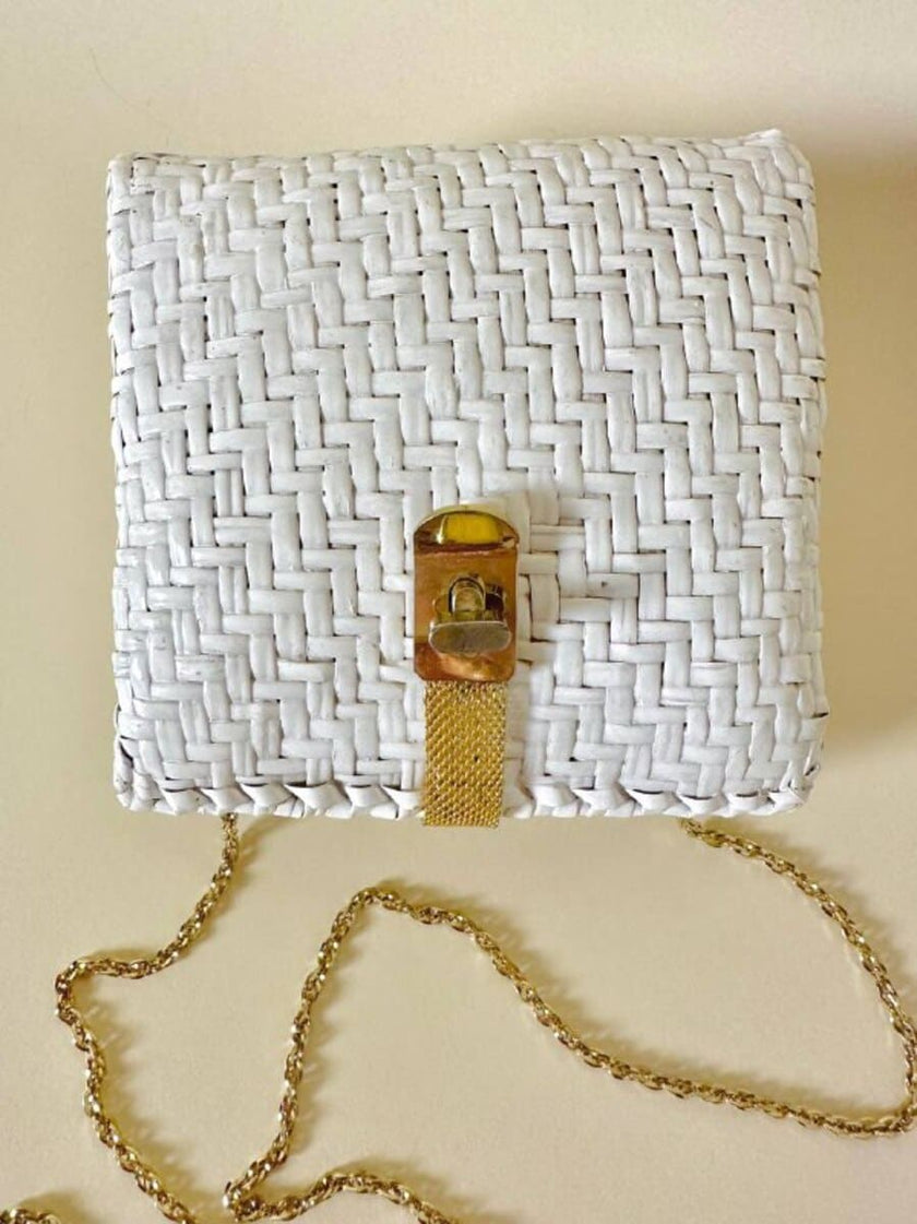Bandolier bianca in midollino con tracolla in catena oro