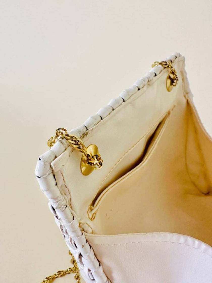 Bandolier bianca in midollino con tracolla in catena oro
