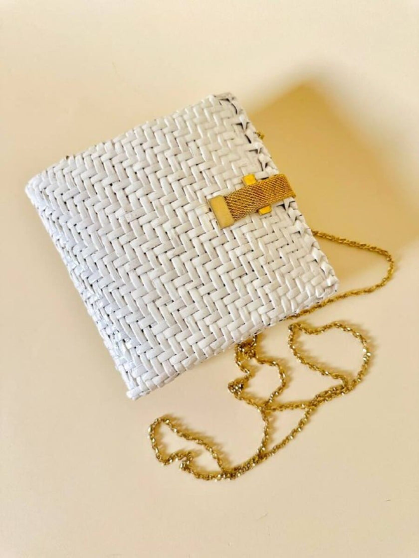 Bandolier bianca in midollino con tracolla in catena oro