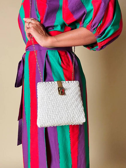 Bandolier bianca in midollino con tracolla in catena oro