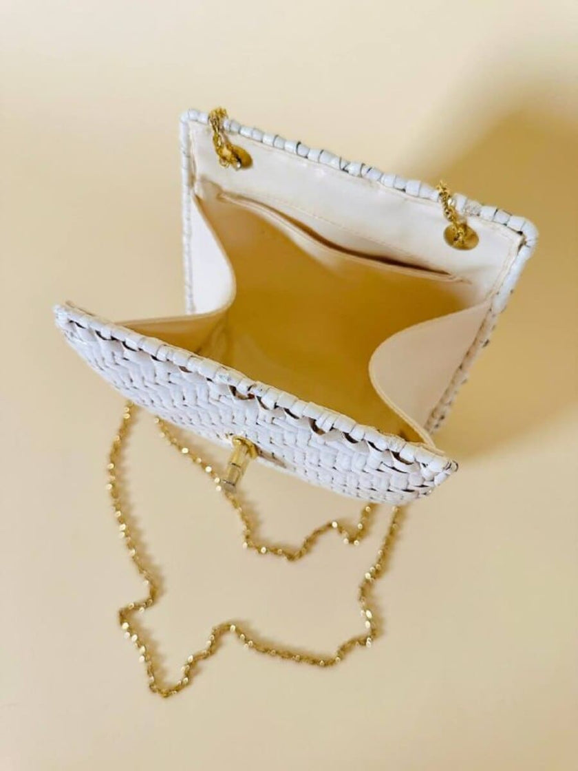 Bandolier bianca in midollino con tracolla in catena oro