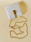 Bandolier bianca in midollino con tracolla in catena oro