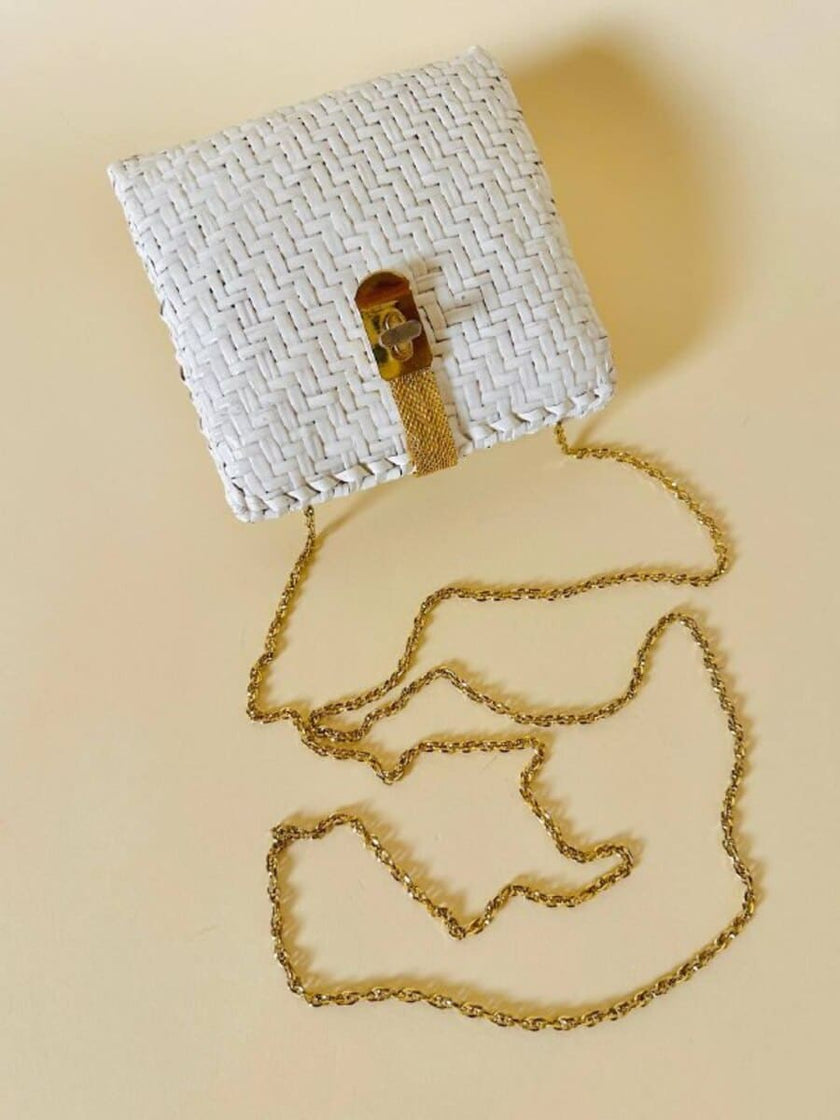 Bandolier bianca in midollino con tracolla in catena oro