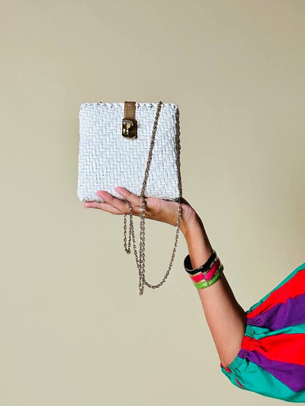 Bandolier bianca in midollino con tracolla in catena oro