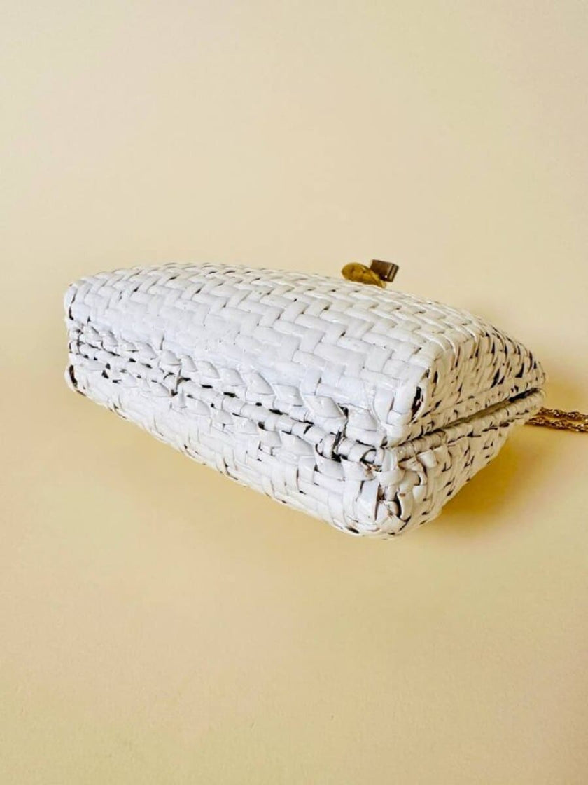 Bandolier bianca in midollino con tracolla in catena oro