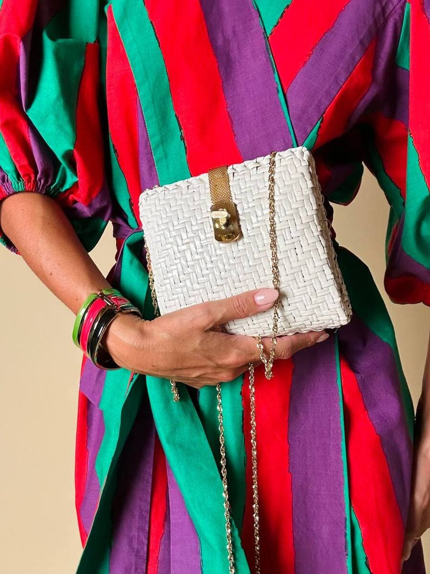 Bandolier bianca in midollino con tracolla in catena oro