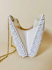 Bandolier bianca in midollino con tracolla in catena oro