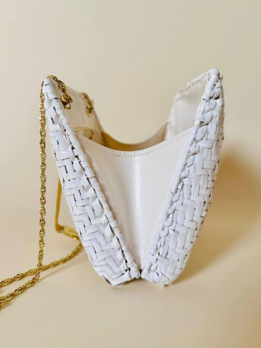 Bandolier bianca in midollino con tracolla in catena oro