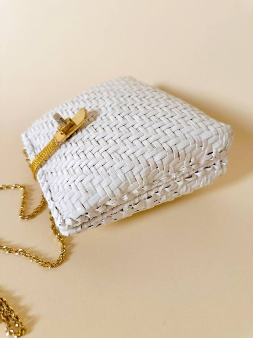 Bandolier bianca in midollino con tracolla in catena oro