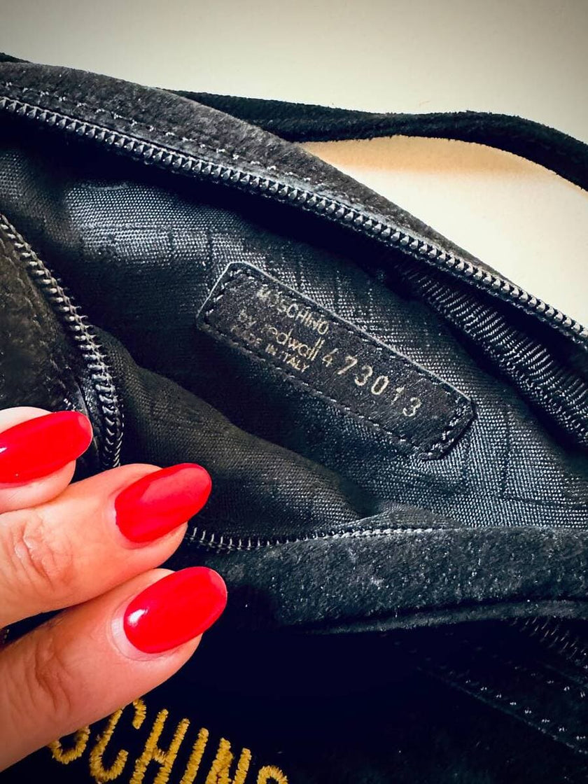 Sac bandoulière en suède noir avec charms dorés « Moschino »