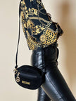 Sac bandoulière en suède noir avec charms dorés « Moschino »