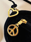 Sac bandoulière en suède noir avec charms dorés « Moschino »