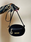 Sac bandoulière en suède noir avec charms dorés « Moschino »