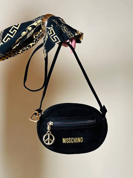 Bandoulière in suede nero con charms oro “Moschino”